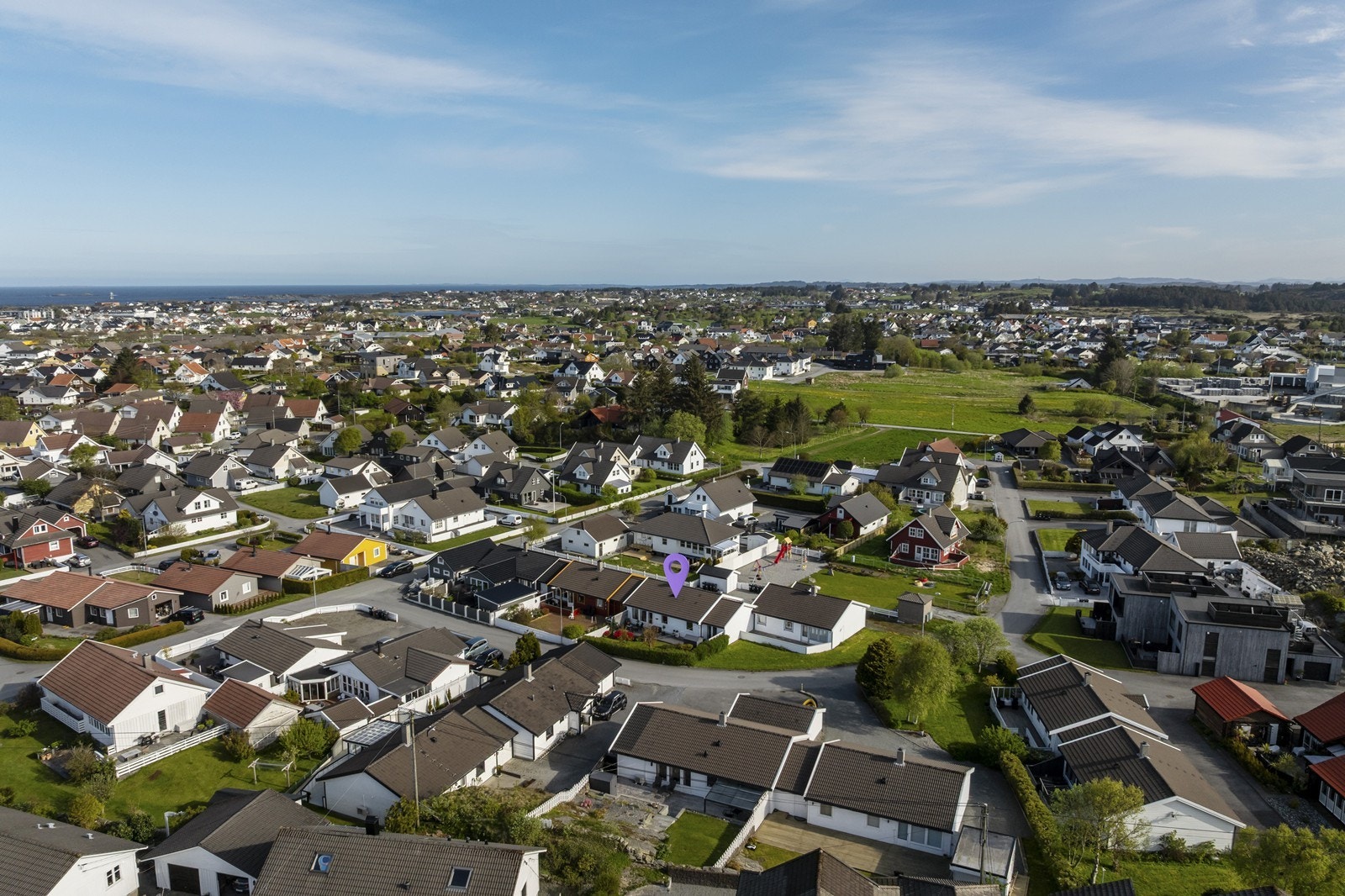 Boligen har beliggenhet i et etablert og kjekt boligområde sentralt i Åkrehamn. Galleribilde