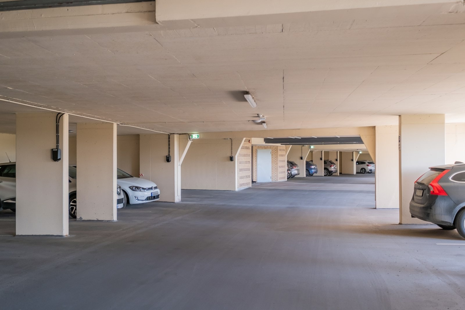 Det medfølger to parkeringsplasser, en i kjeller og en under tak ved entré. Begge med mulighet for elbillader. Galleribilde