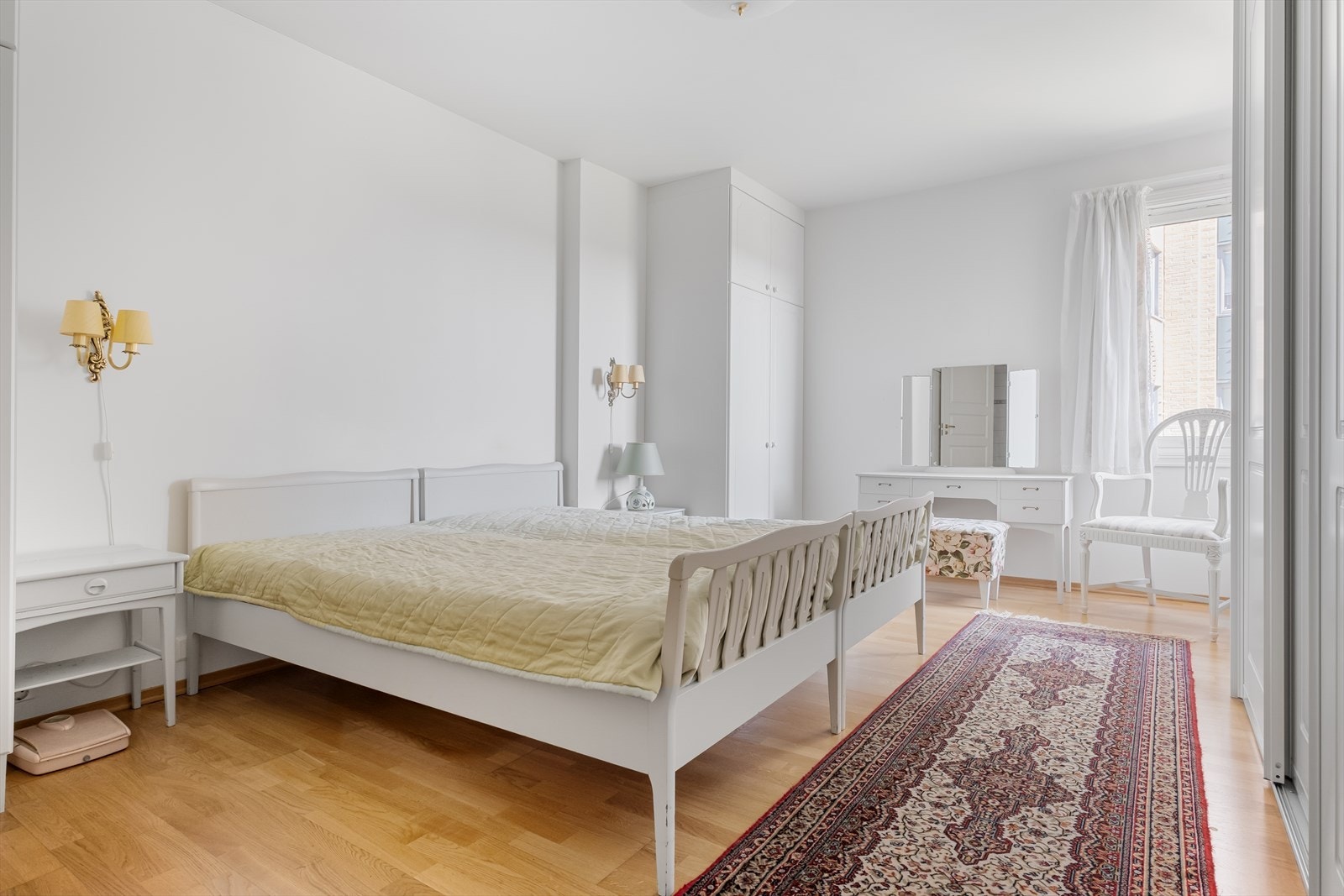 Stort og flott hovedsoverom med god plass til seng og stor garderobeløsning. Adkomst til eget bad. Galleribilde