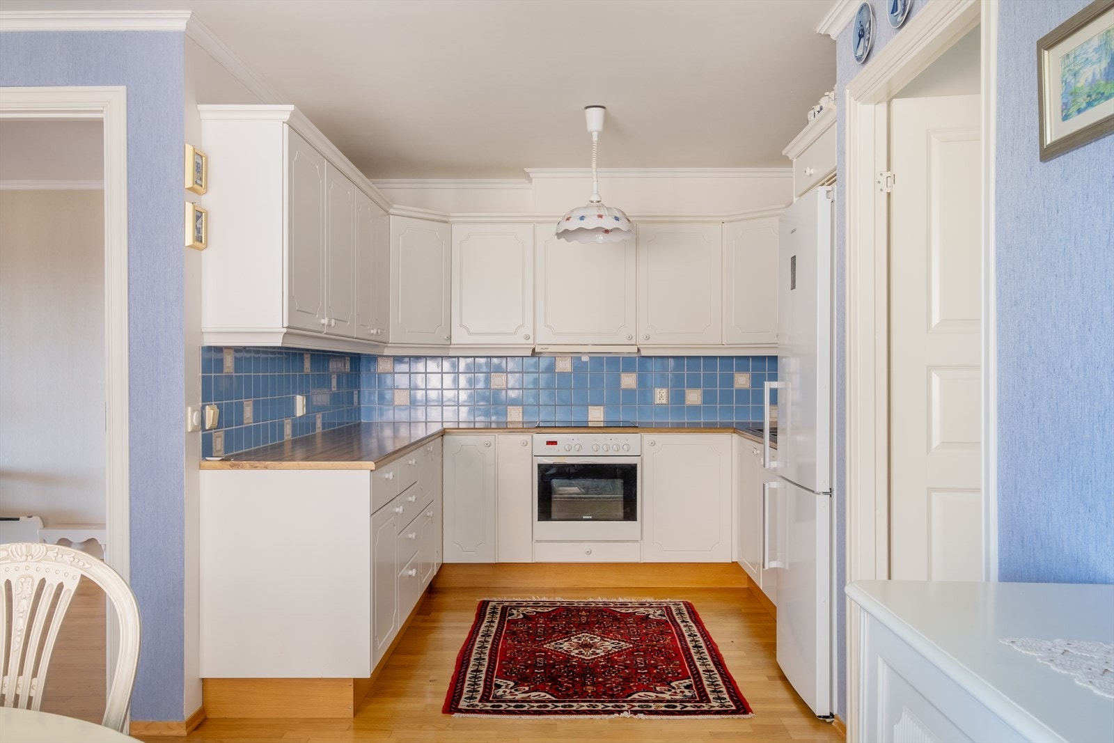 Kjøkkeninnredning fra 2002 med profilerte fronter på skuffer og skap. Galleribilde