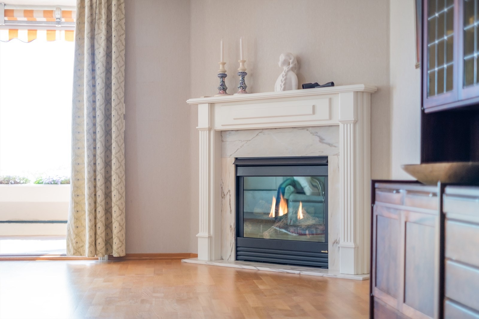 Moderne og effektiv gasspeis i stuen som gir både hygge og varme. Galleribilde