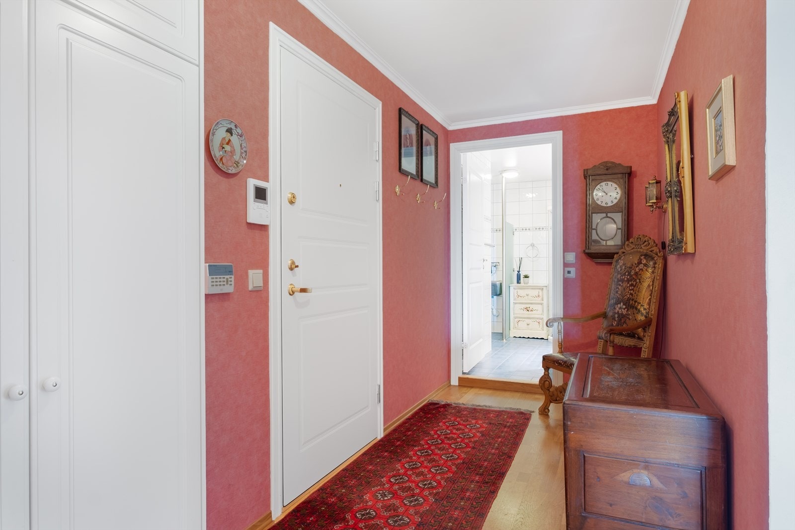 Romslig entré med garderobeskap og god plass til sko og yttertøy. Adkomst til innvendig bod/walk in garderobe. Galleribilde