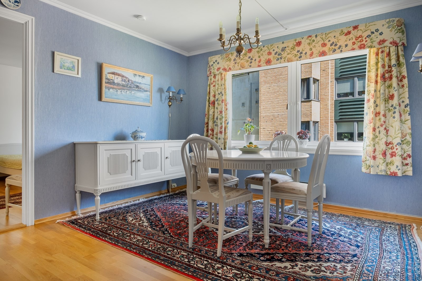 God plass til spisebord på kjøkkenet. Galleribilde