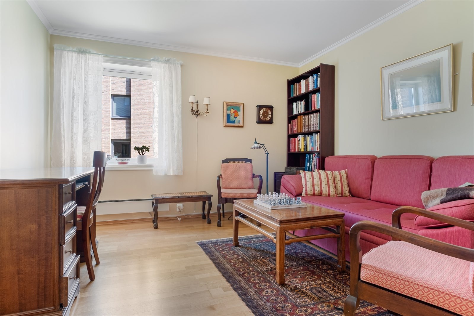 Soverom 2 med god plass til seng, nattbord og garderobeskap. Galleribilde