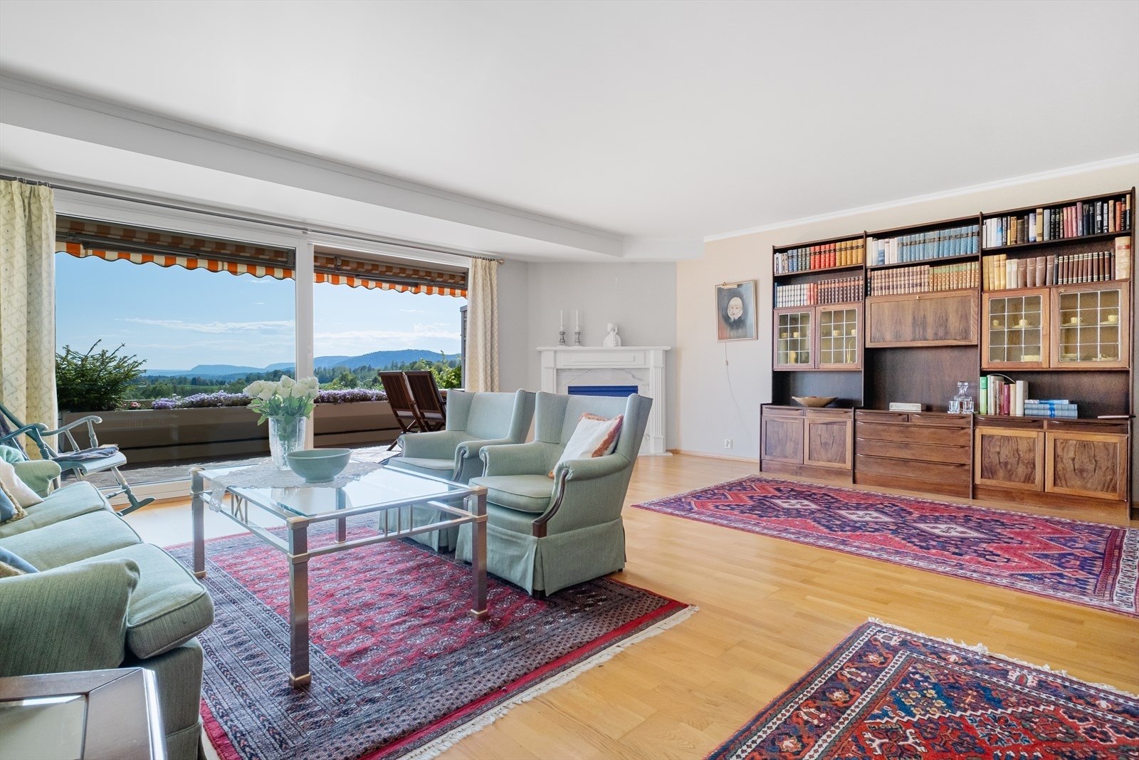 Stuen har store vindusflater fra gulv til tak som slipper inn mye naturlig lys. Galleribilde