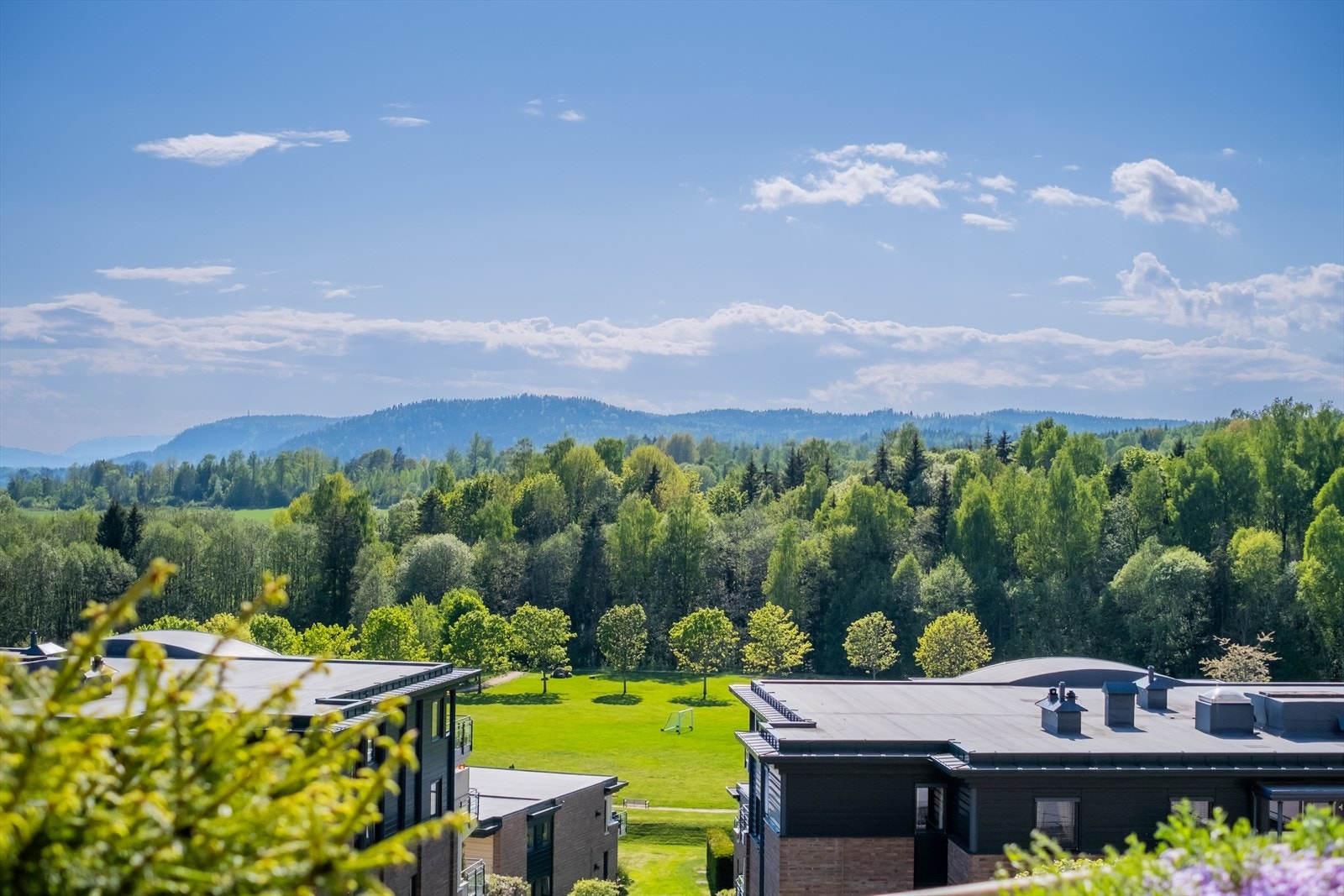 Velkommen til en flott ende- og utsiktsleilighet i 3 etg. med stor terrasse og gode solforhold, parkering og heis! Galleribilde