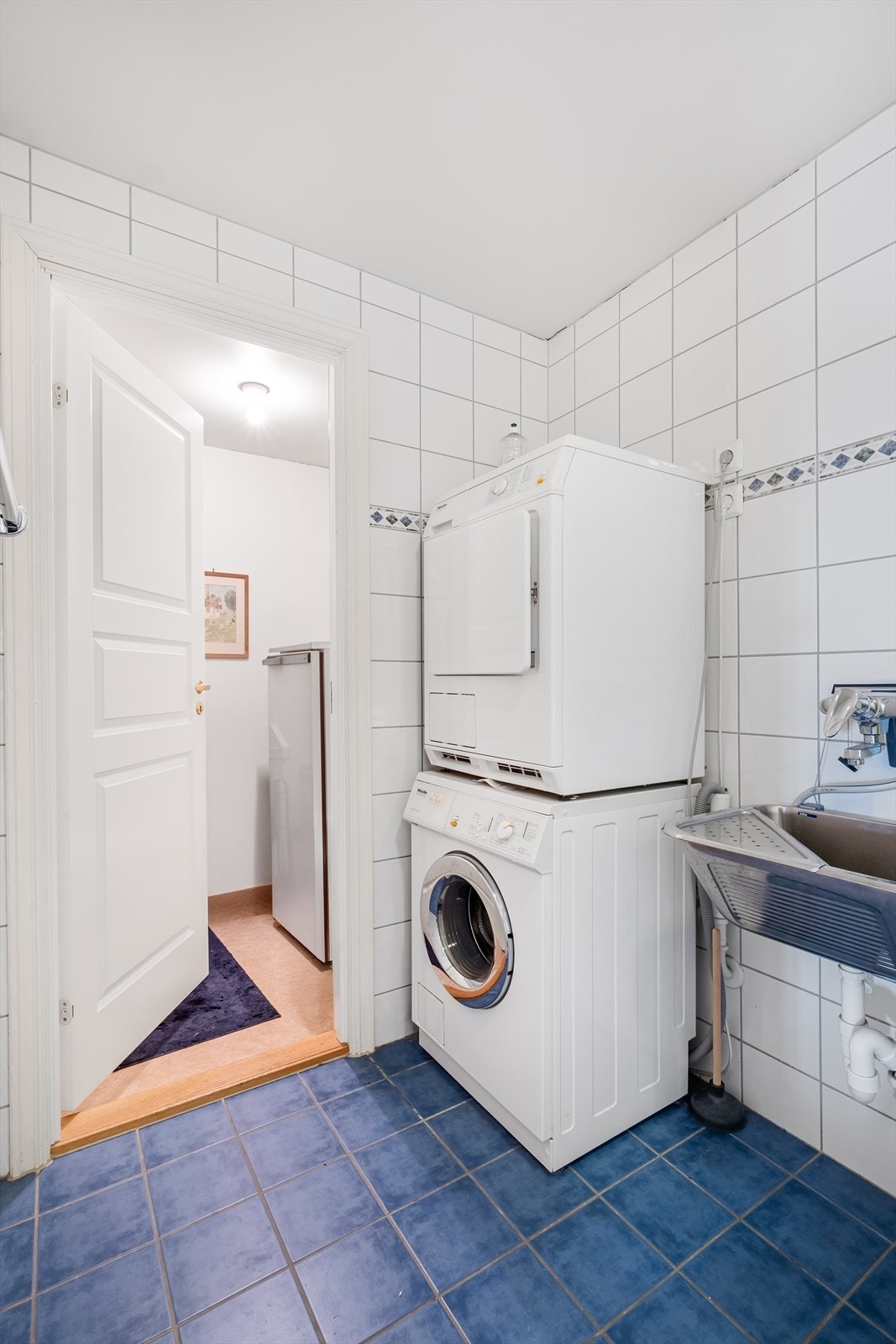 Egen nisje, med utslagsvask, for vaskemaskin og tørketrommel. Galleribilde