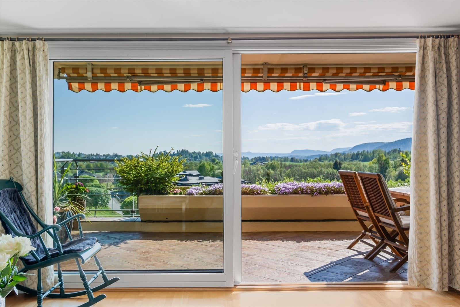 Utgang fra tuen til en stor og solrik terrasse med fantastisk utsikt. Galleribilde