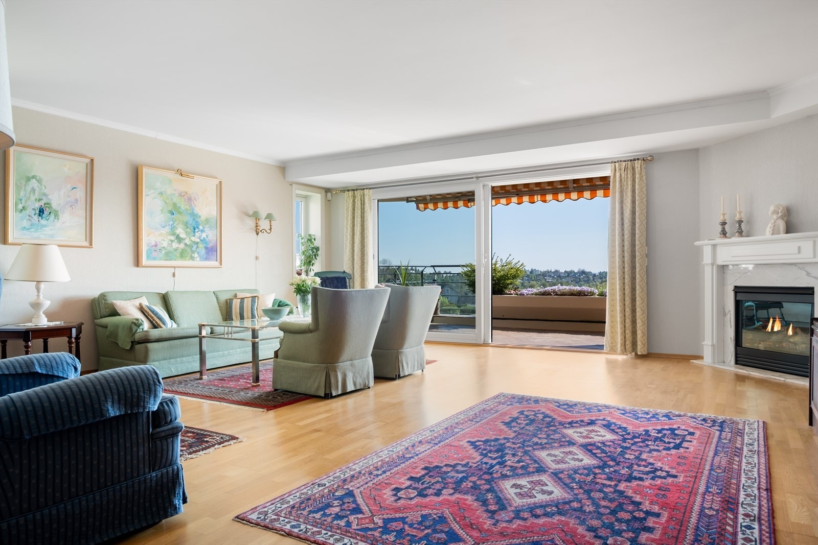 Stor og lys stue med god plass til sofakrok, tv-benk samt spiseplass om ønskelig. Galleribilde