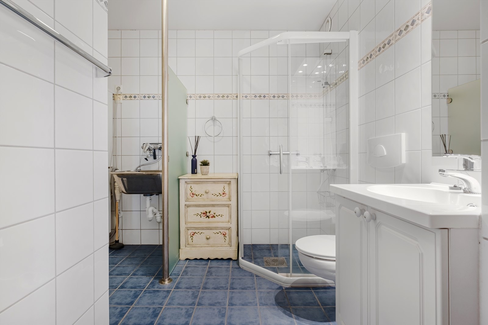 Bad 2 innredet med servant, vegghengt toalett og dusjnisje. Galleribilde