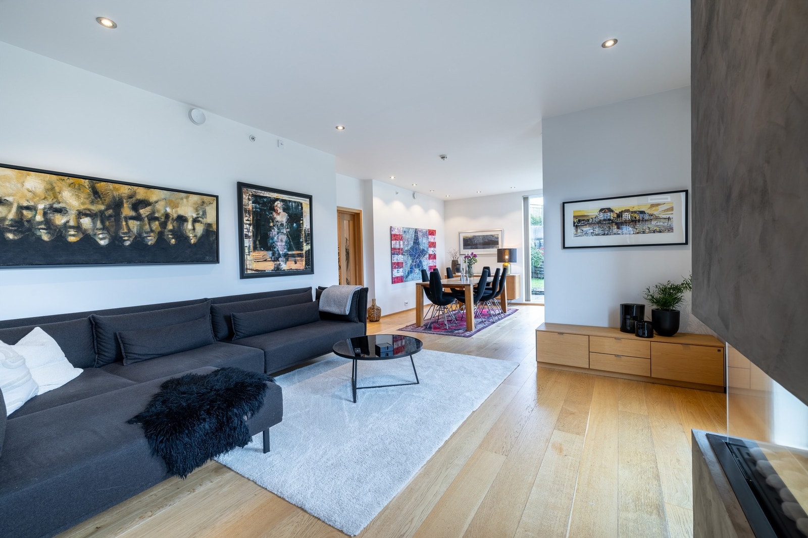 Stuen er romslig og har god plass til både sofagruppe og spisestue Galleribilde