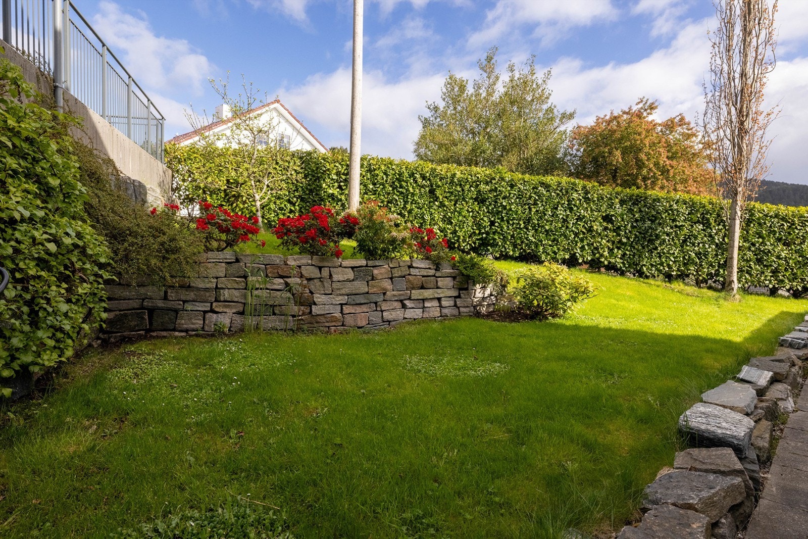 Plen og beplantning øst og sør for leiligheten Galleribilde