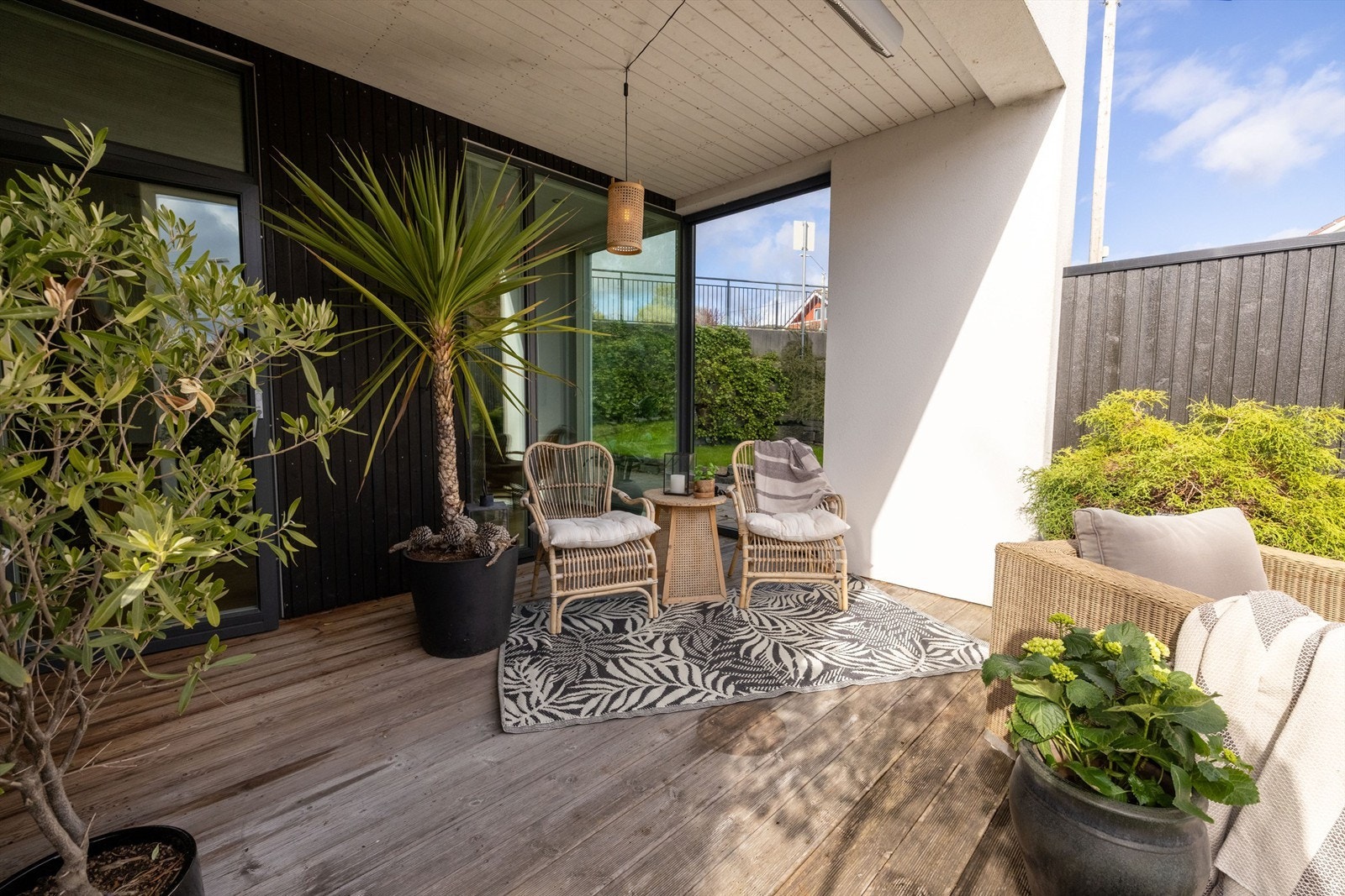 Lun og koselig overbygd del av uteplassen Galleribilde