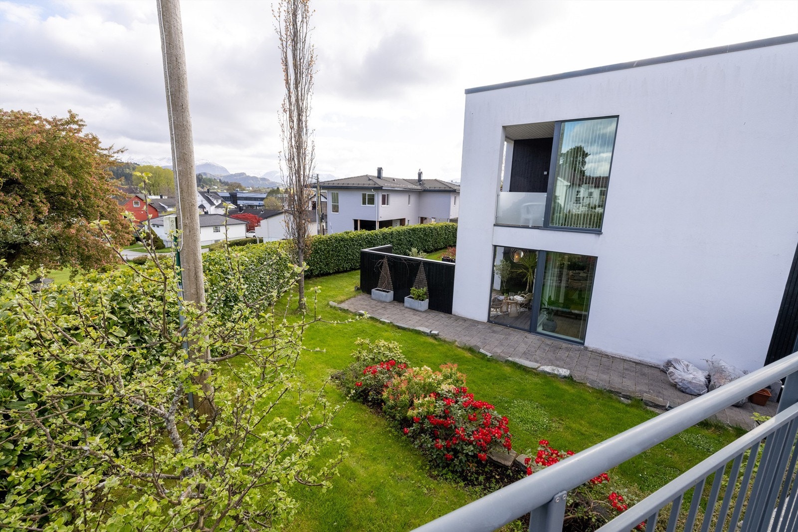 Skjermet del av hage mot øst tilhørende leiligheten. Pent opparbeidet og beplantet Galleribilde