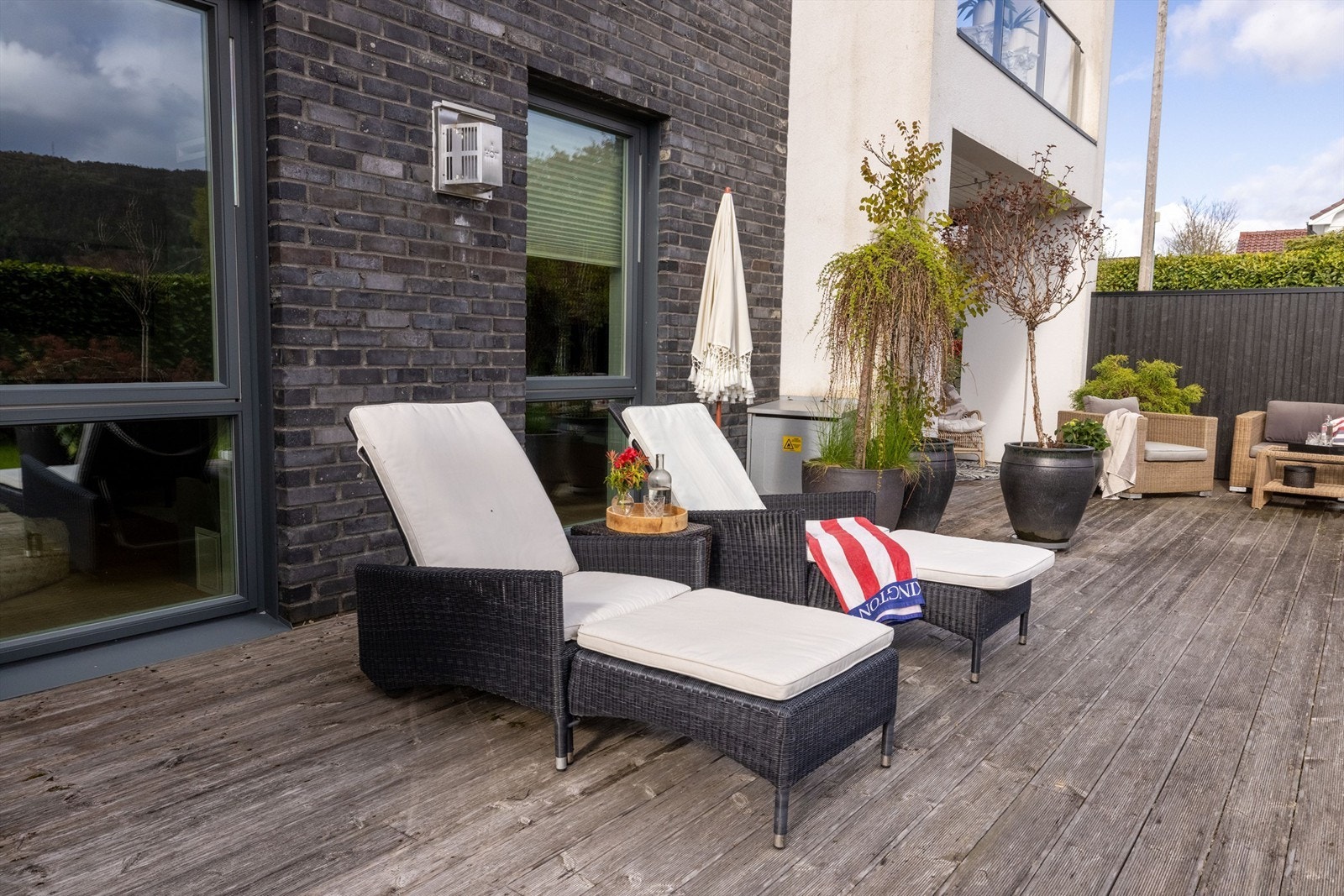 Det er god plass til flere sitteplasser og soner på uteplassen Galleribilde