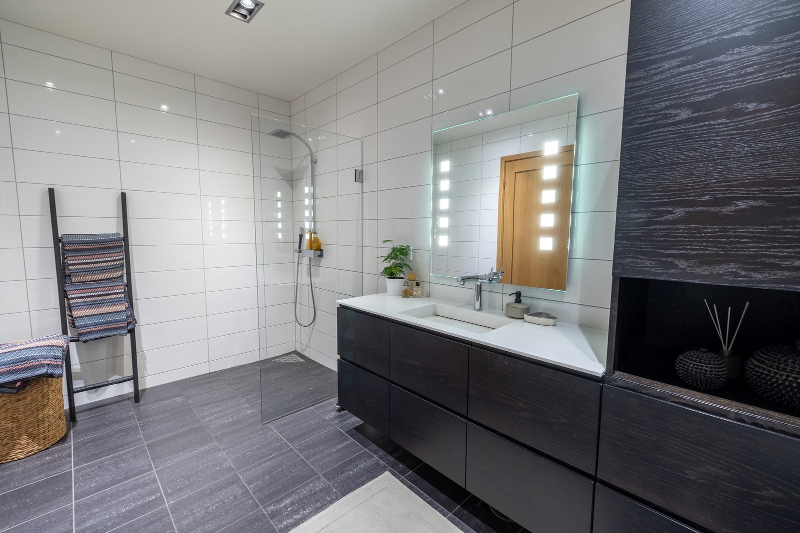 Nyere baderomsinnredning på bad mot vest (fra 2017) fra Lesjaskog Møbler med sorte fronter og nedfelt servant med ett-greps armatur Galleribilde