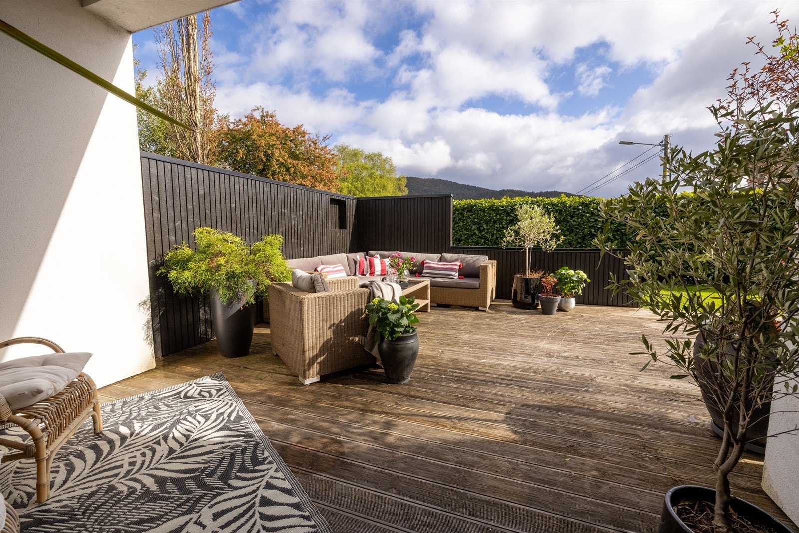 Deler av uteplassen og markterrassen mot sydøst Galleribilde