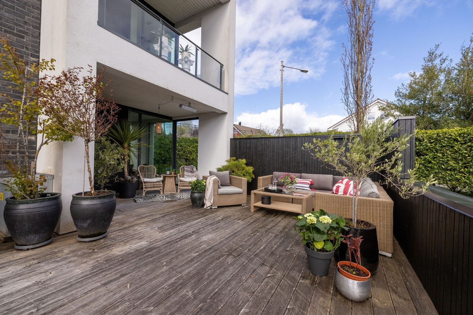 Deler av uteplassen og markterrassen mot øst som dels er overbygd Galleribilde