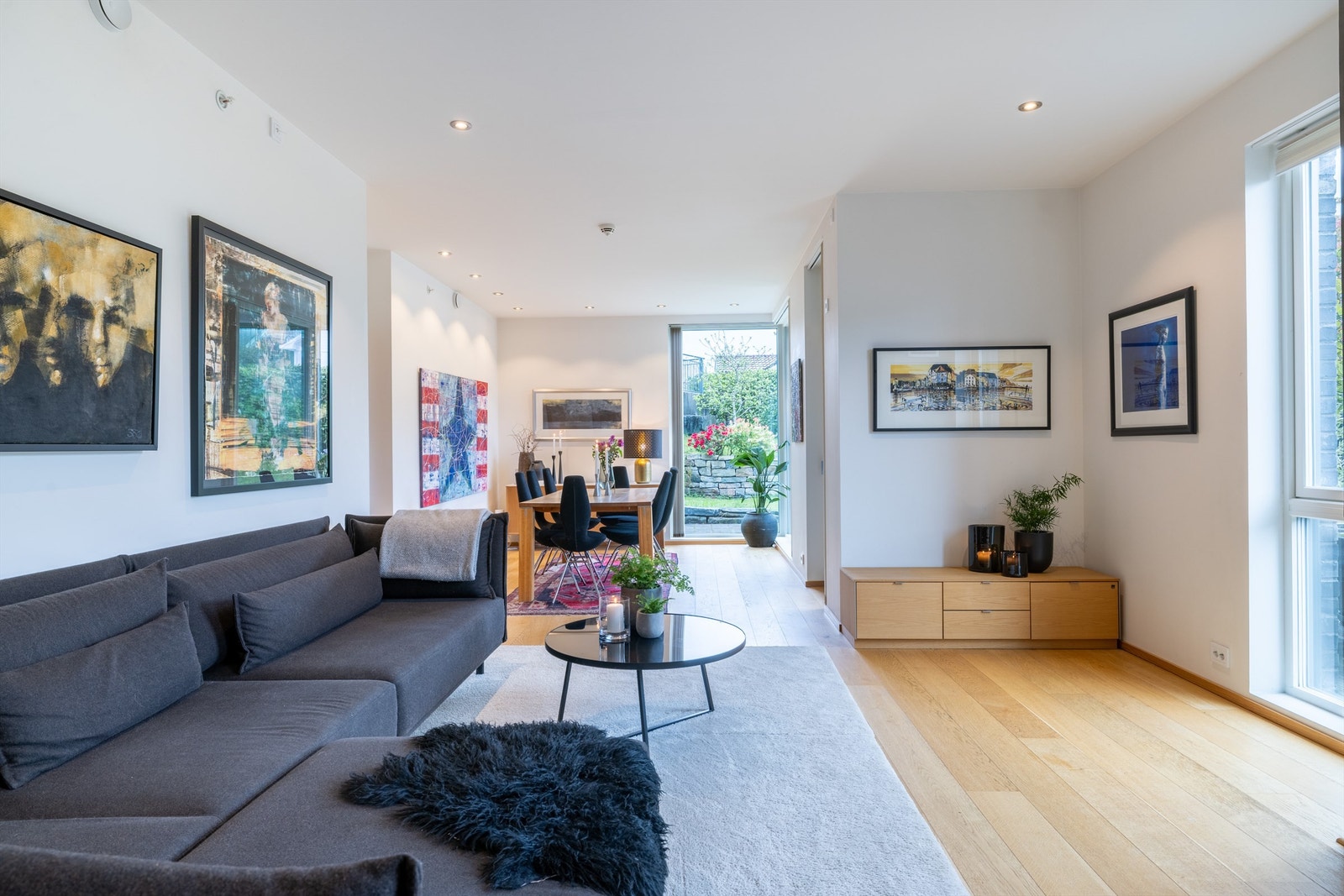 Fra kjøkken mot stue og spisestue. Utgang til terrasse og hage Galleribilde