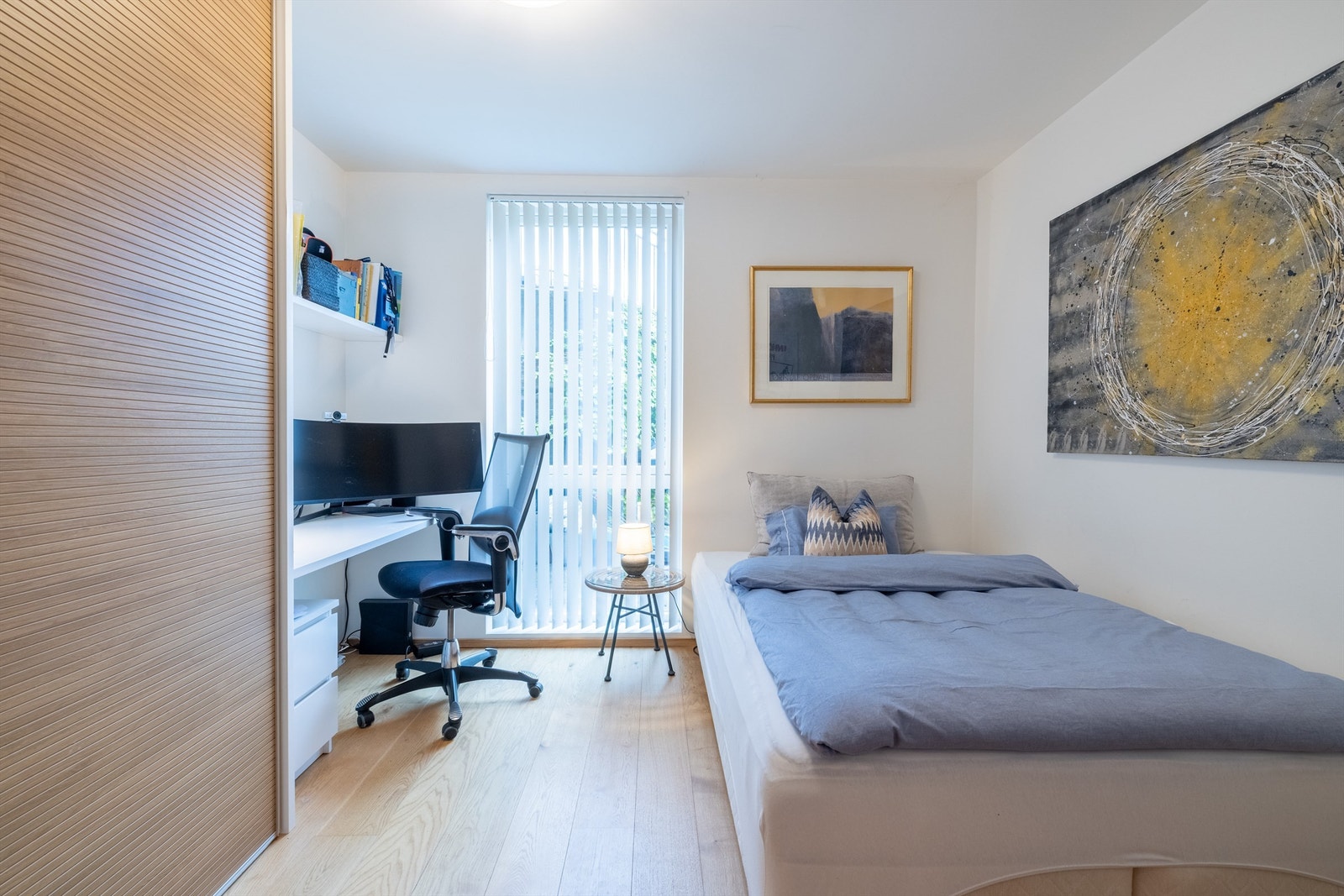 Soverom nr. 2 med skyvedørsgarderobe Galleribilde