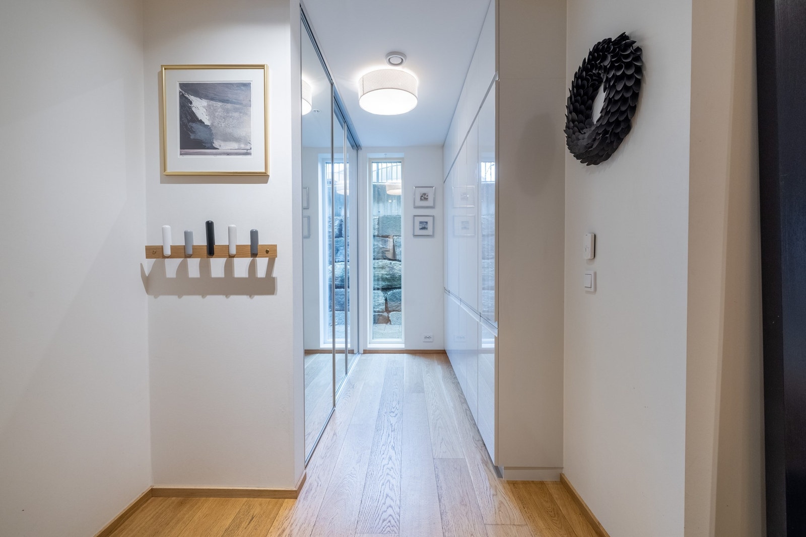 Det er stor skyvedørsgarderobe med speilfronter i hall med gode oppbevaringsmuligheter for yttertøy og sko Galleribilde