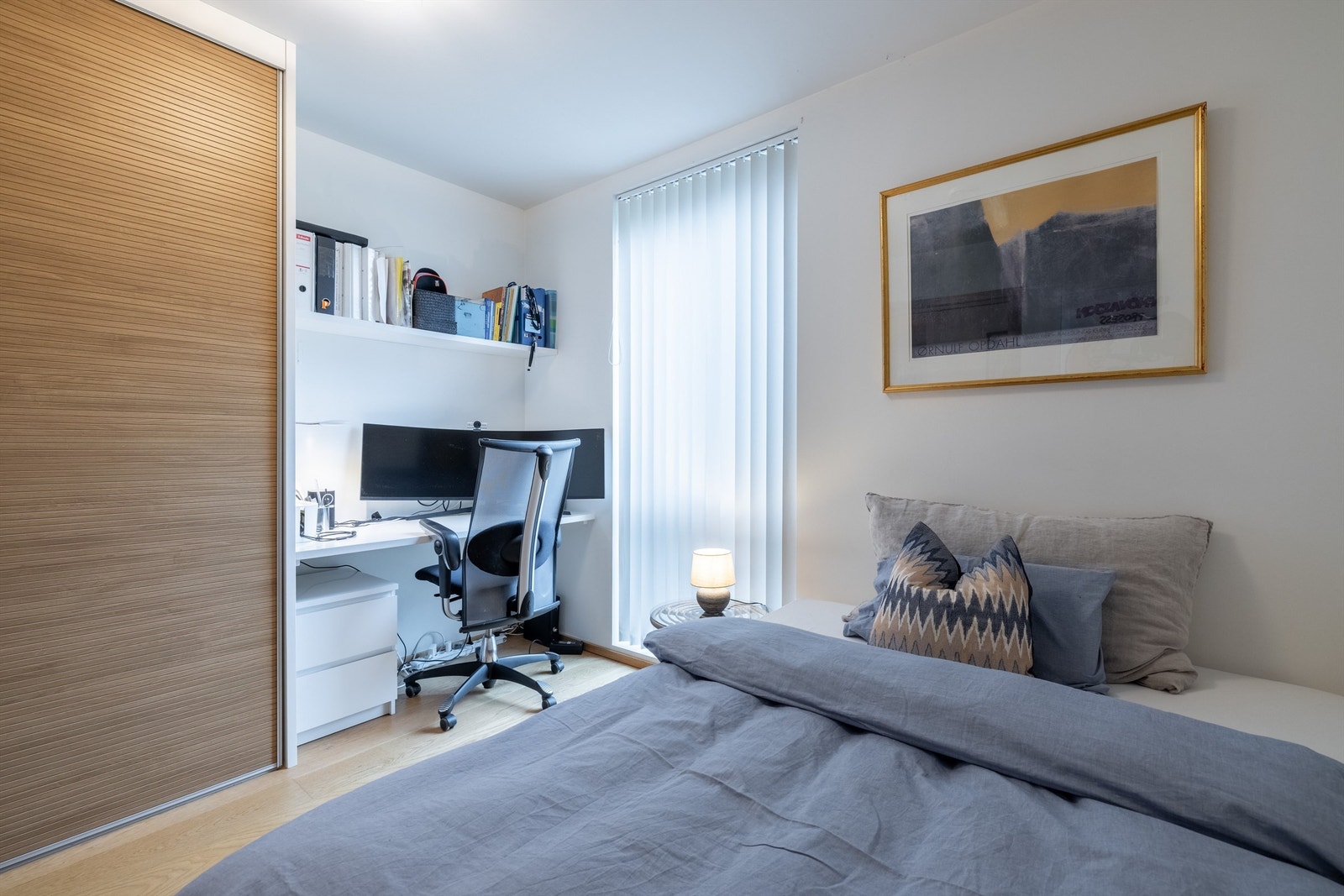 Soverom nr. 2 med skyvedørsgarderobe Galleribilde