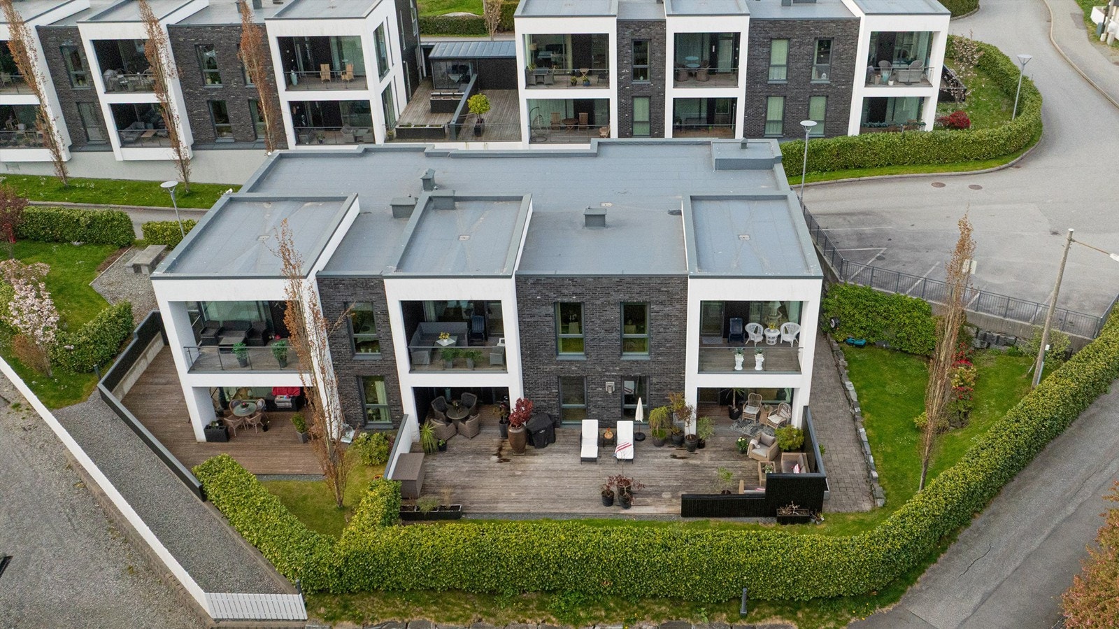 Dronebilde av leiligheten og sameiet sett fra syd Galleribilde