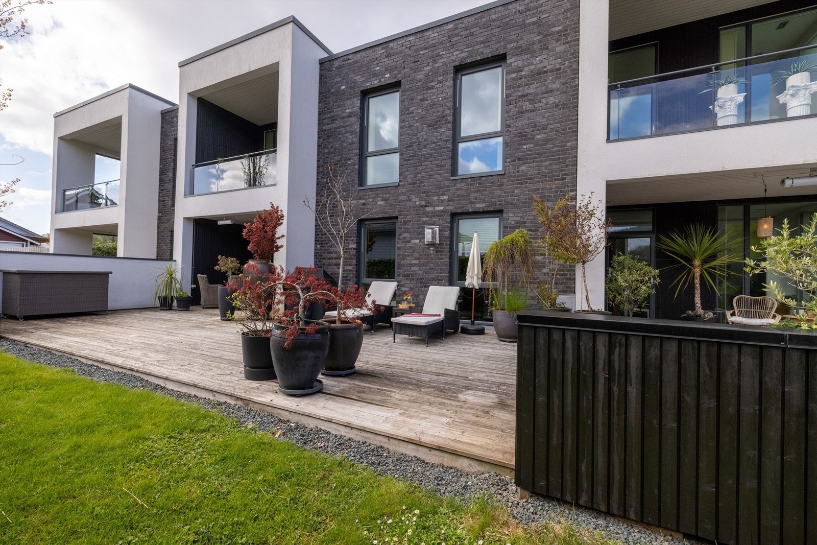 Stor og flott markterrasse på 87 kvm og hage mot syd Galleribilde