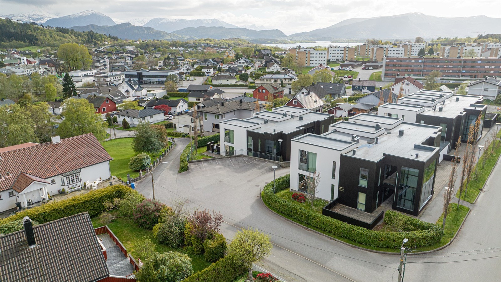 Dronebilde av eiendommen og sameiet sett fra øst mot Spjelkavika Galleribilde