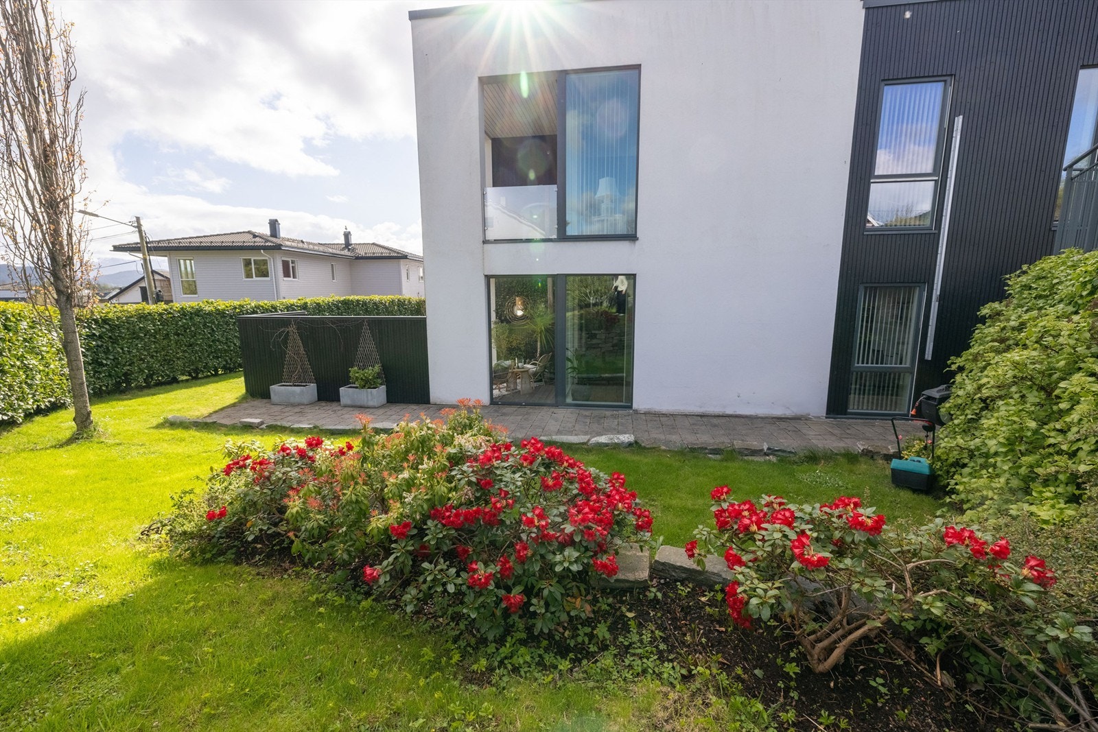 Fasade og hage mot øst Galleribilde