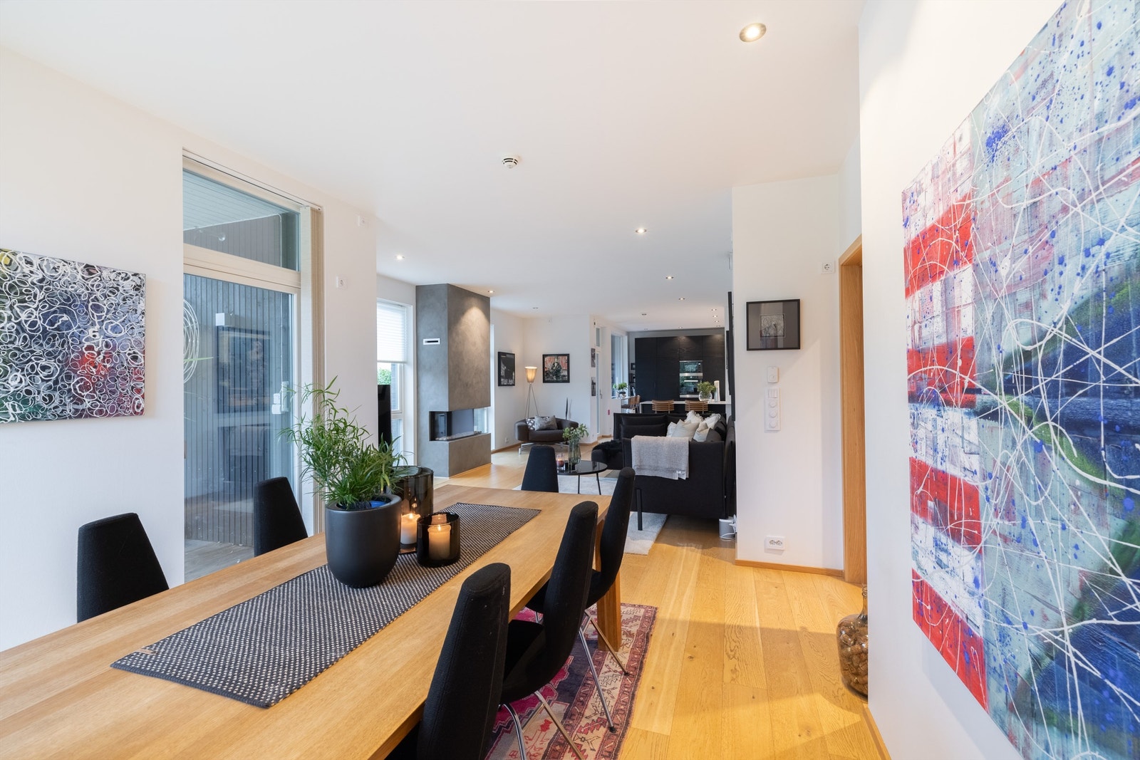 Fra spisestue mot stue og kjøkken Galleribilde