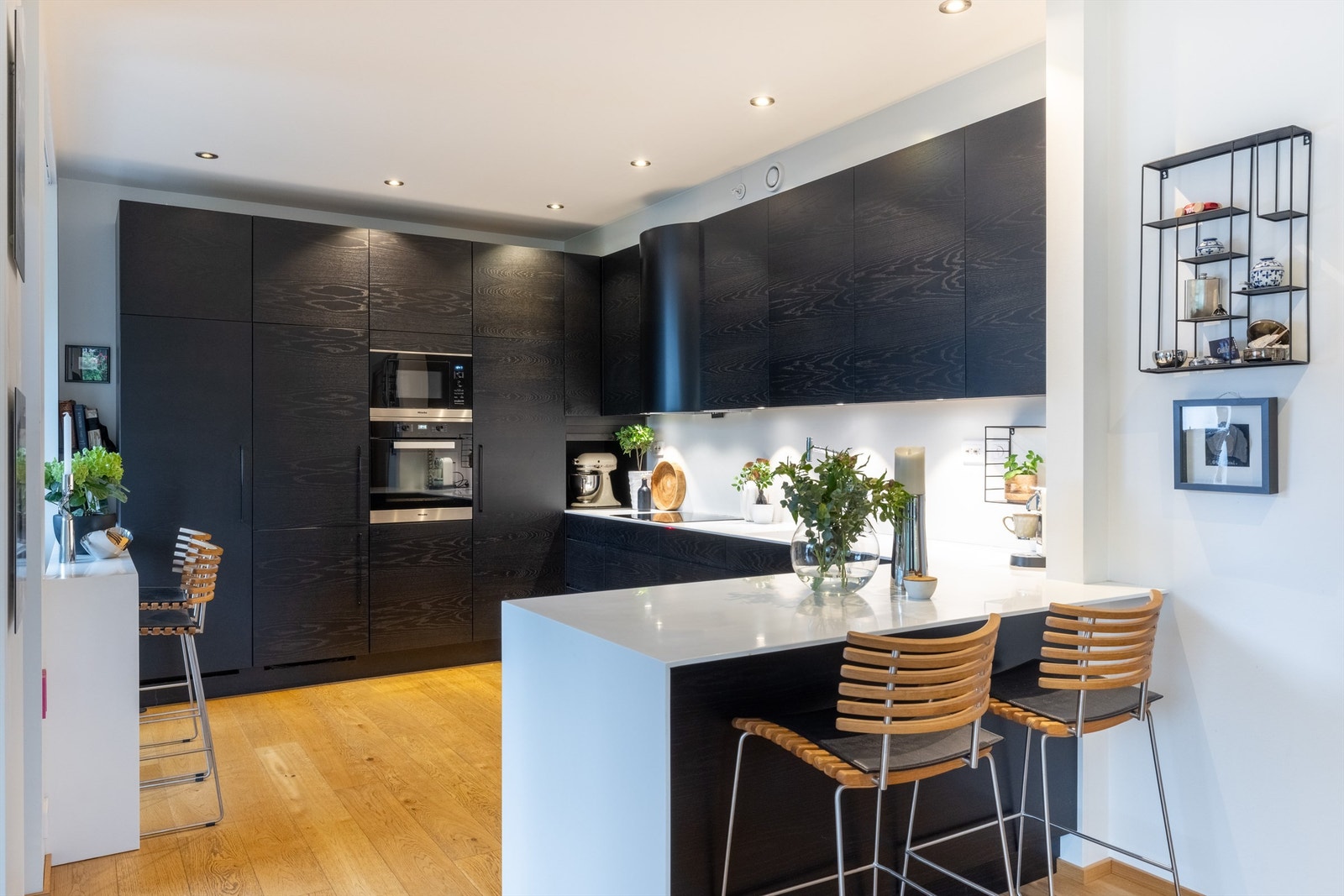 Kjøkken med fast spiseplass mot syd med barkrakker Galleribilde