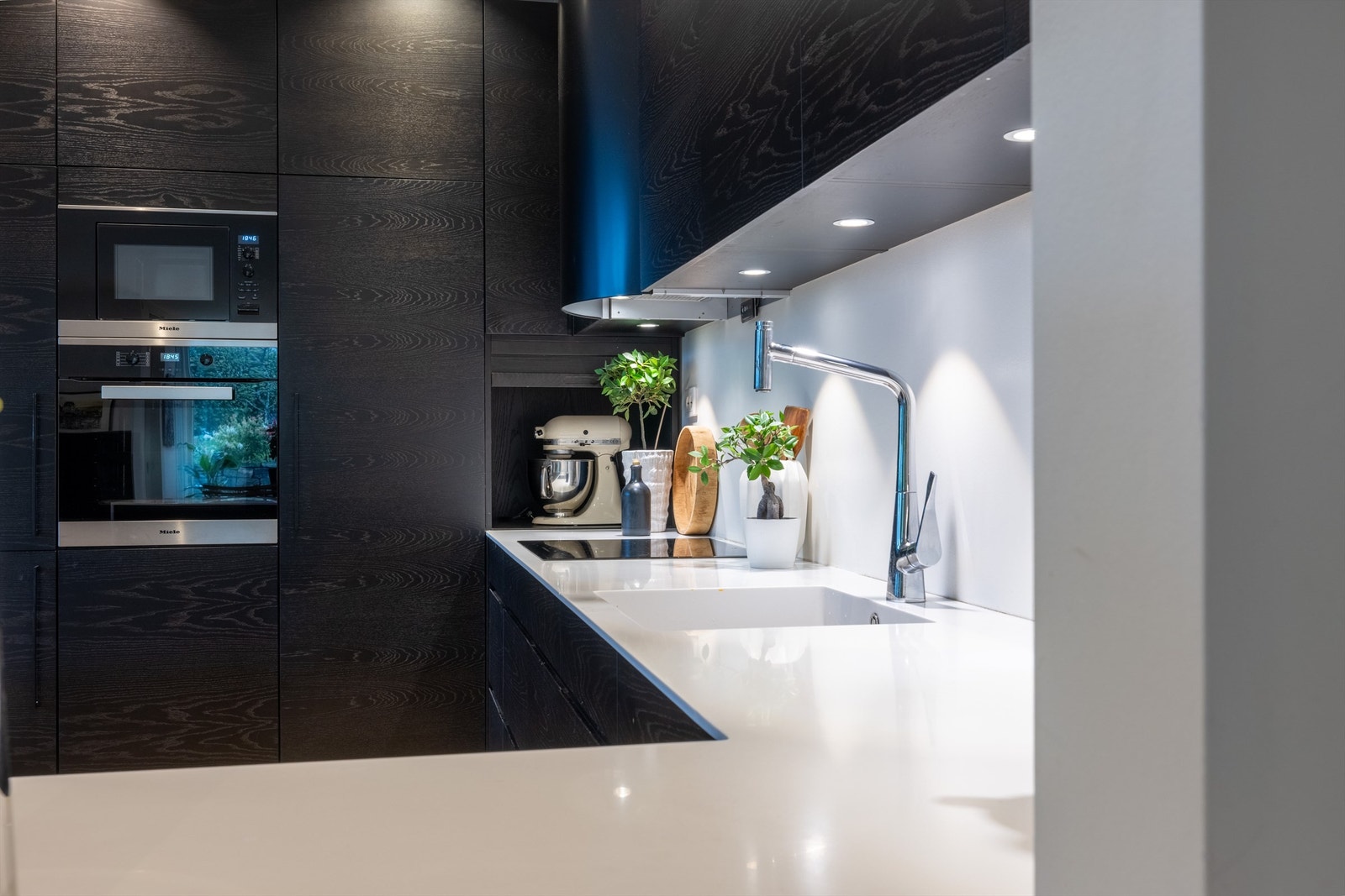 På kjøkkenet er det integrert kjøleskap, kjøl/fryseskap, oppvaskmaskin, induksjonstopp, micro og stekeovn. Vannstoppsystem og komfyrvakt. Kjøkkenventilator med avtrekk ut Galleribilde