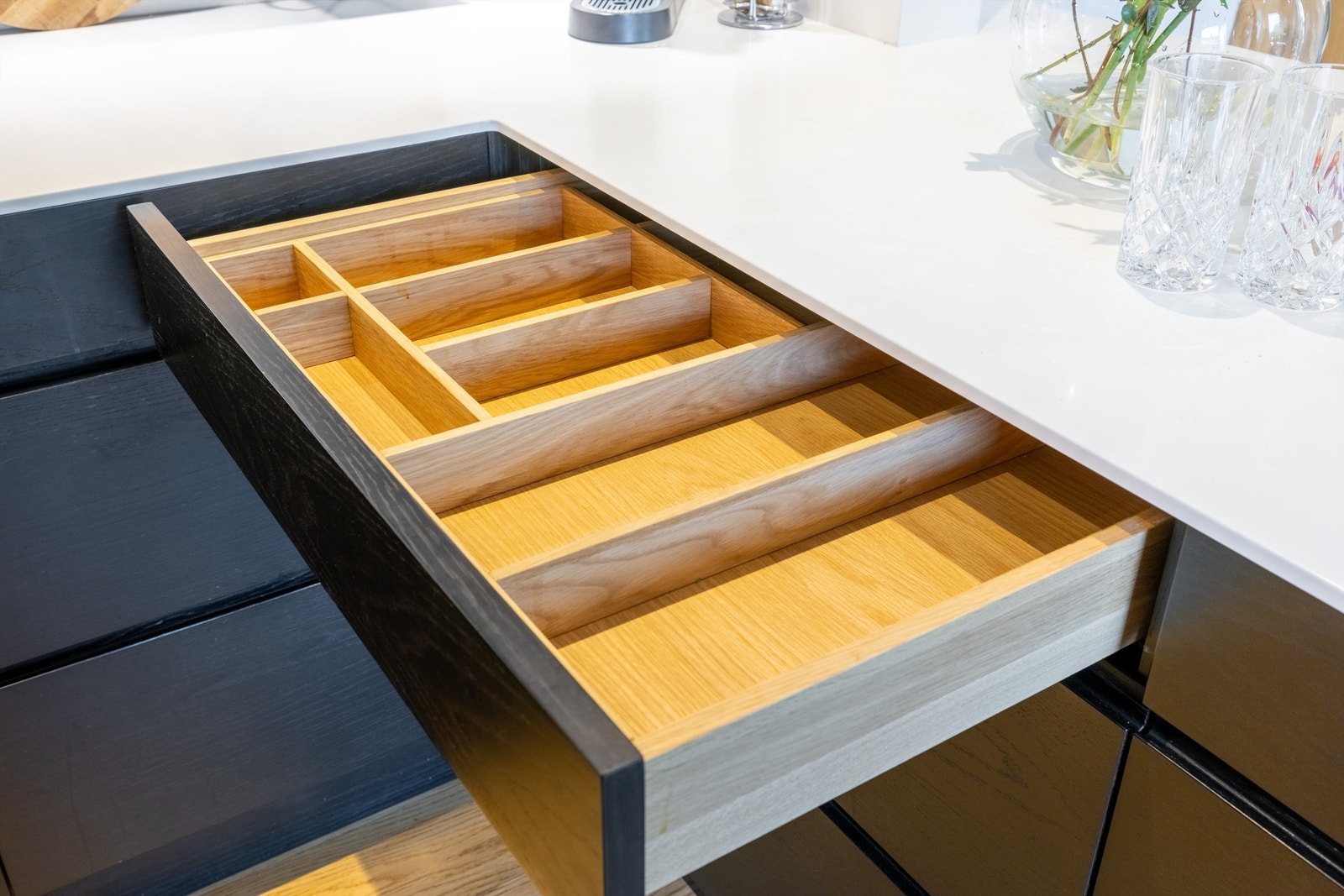 Heltre innredninger i eik med fingerskjøtede skuffer av høy kvalitet Galleribilde