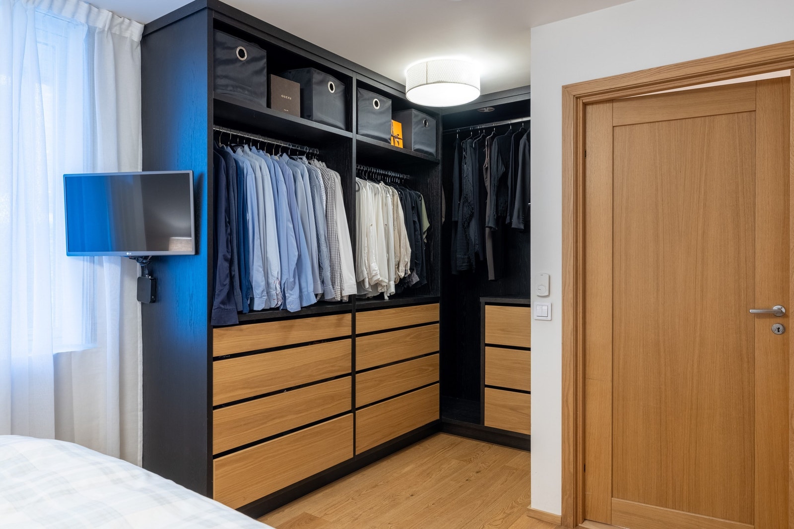 Nyere åpen garderobeløsning med eikeskuffer på hovedsoverom Galleribilde