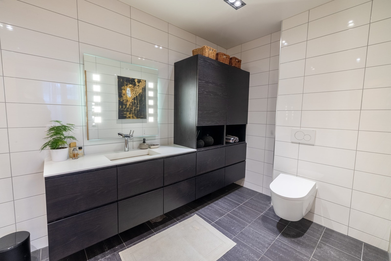 Bad mot vest i tilknytning til hovedsoverom med innredning fra Lesjaskog Møbler Galleribilde