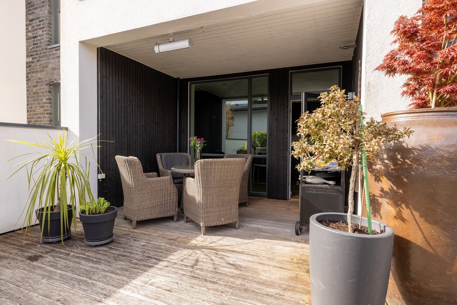 Overbygd del av uteplassen med utgang fra kjøkken Galleribilde