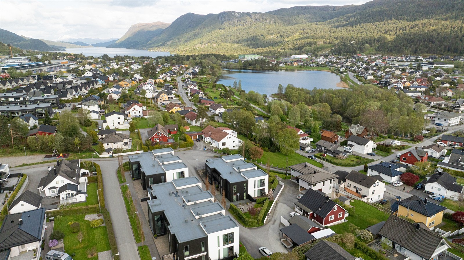 Dronebilde over nærområdet sett fra vest mot øst med Lillevannet og Brusdalsvannet i bakgrunnen Galleribilde