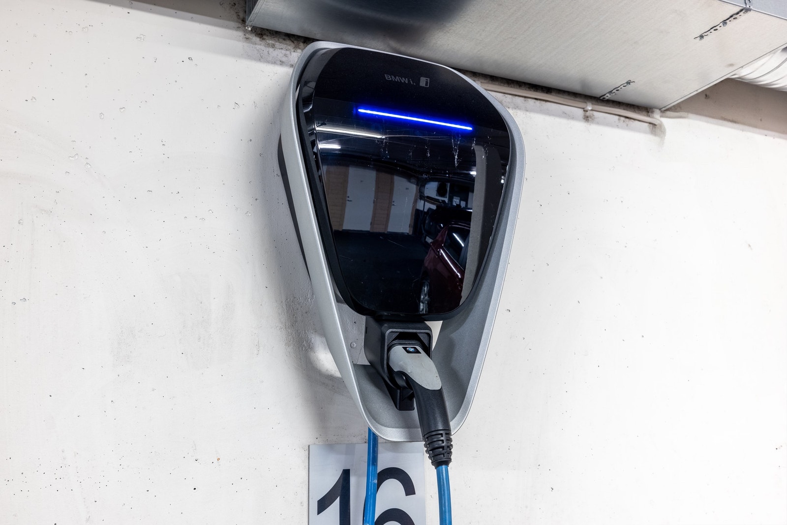 El-bil lader i tilknytning til parkeringsplassene i garasjen Galleribilde