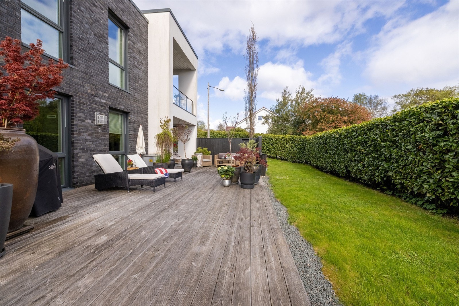 Stor treterrasse på bakkenivå på ca 87 kvm mot syd. Det er montert levegg mot øst samt varmelamper på overbygd del. Uteplassen er lun og godt skjermet med hekk/lauvbærhegg Galleribilde