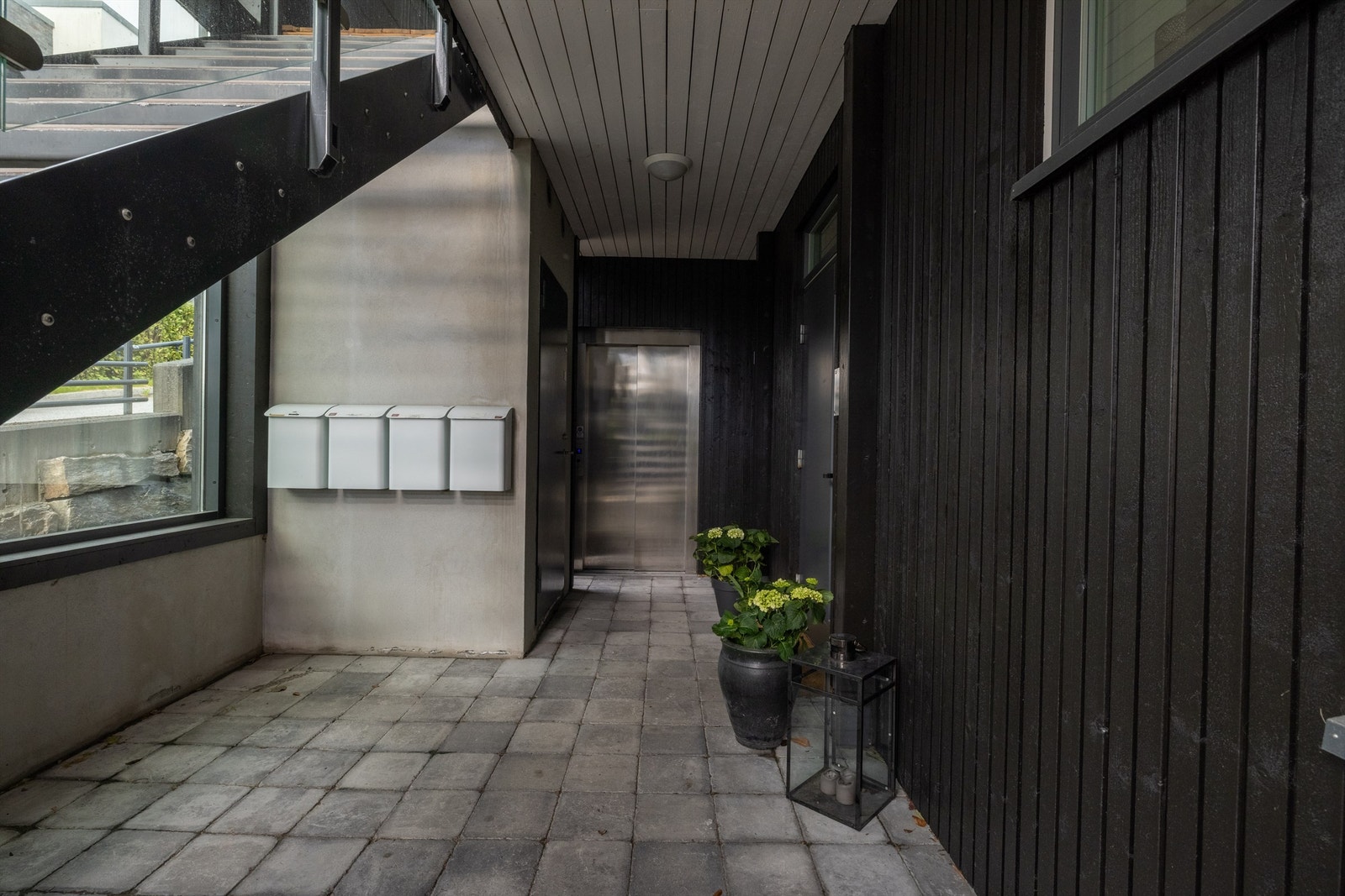 Overbygd inngangsparti til leiligheten mot nord. Trappefri adkomst Galleribilde