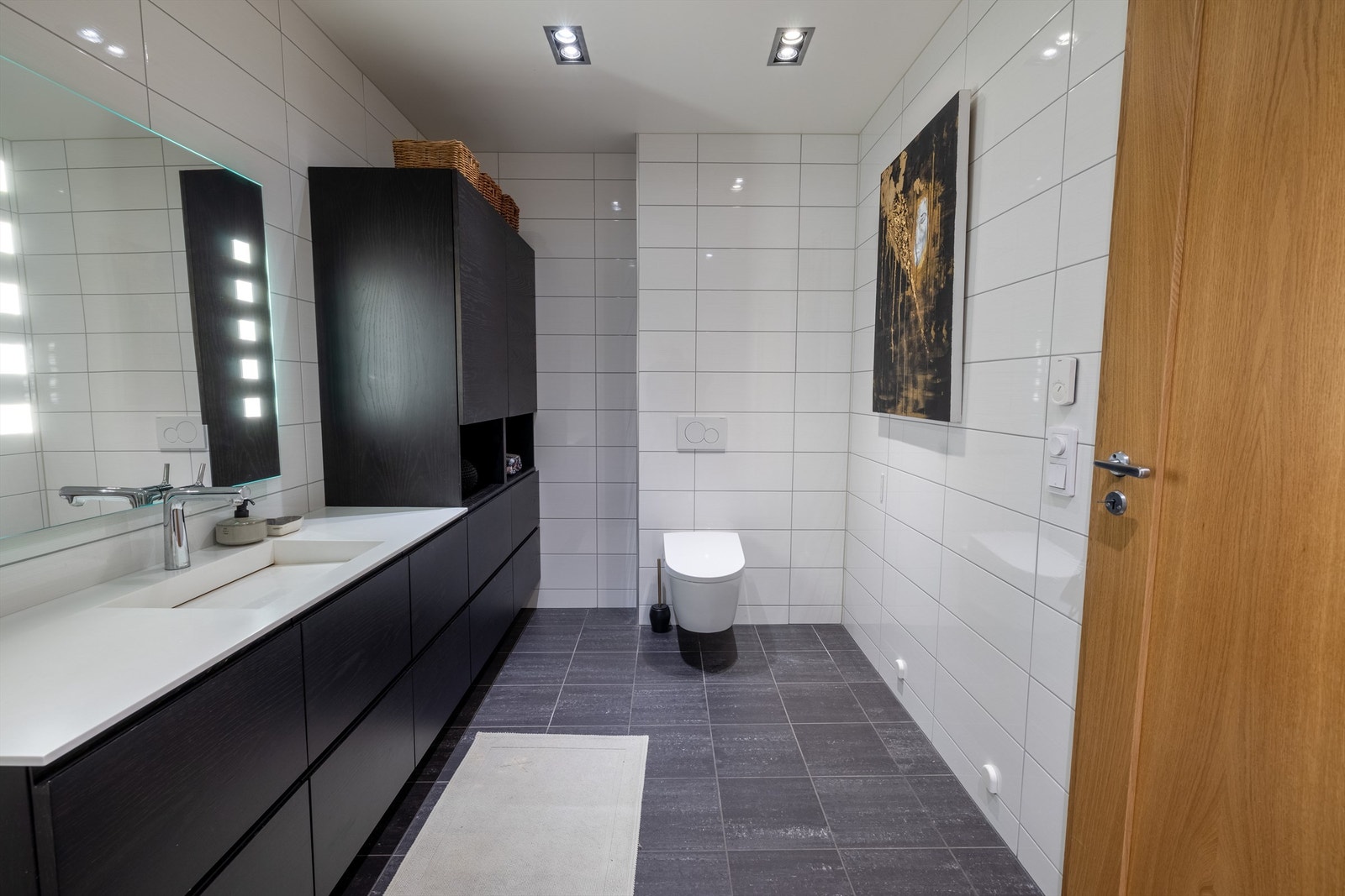 Bad vest med designspotter i tak Galleribilde