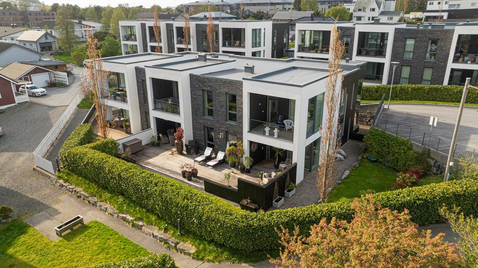 Dronebilde av leiligheten og sameiet sett fra sydøst Galleribilde