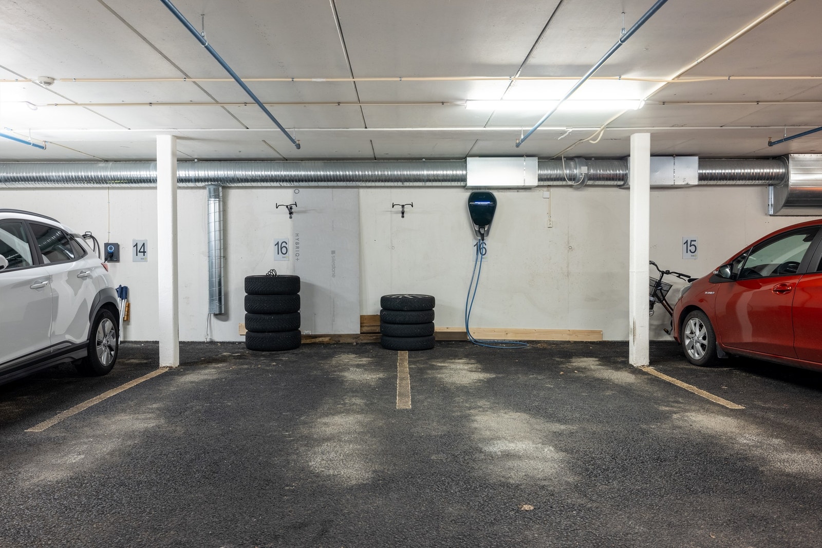 Leiligheten disponerer 2 parkeringsplasser i felles garasjeanlegg med el-bil lader. Galleribilde