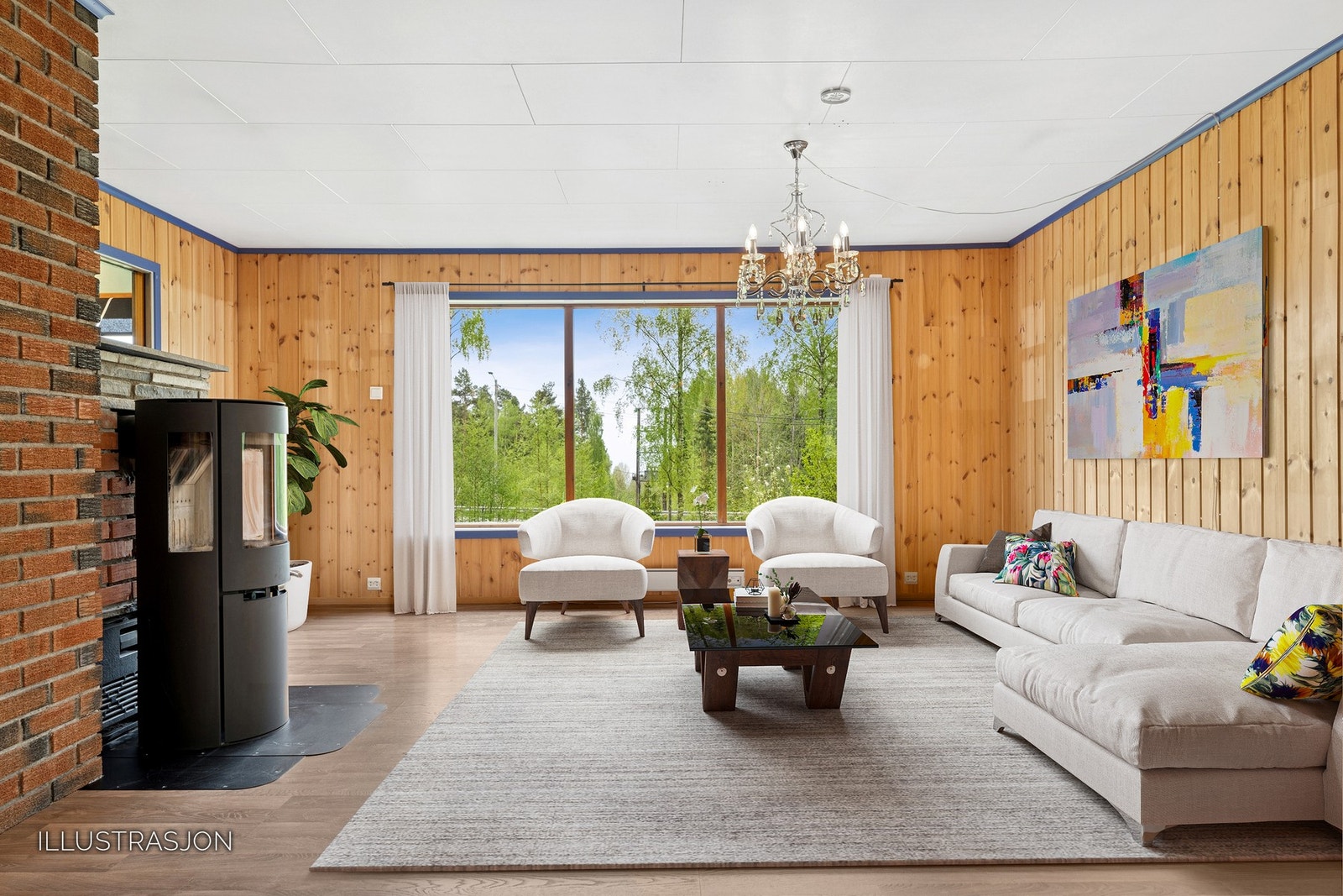 Stue med god størrelse, store vinduer og vedovn som gir både varme og stemning. (Bilde er digitalt møblert) Galleribilde