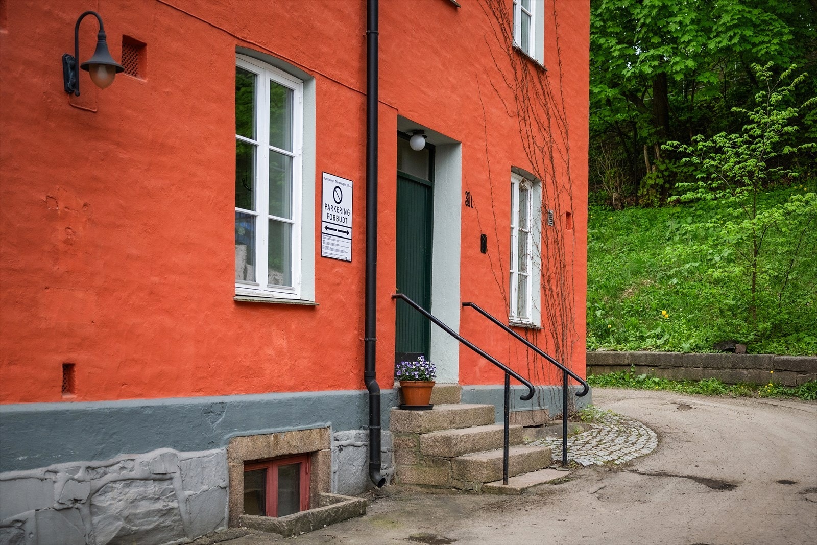 Fra leiligheten er det gangavstand til noen av hovedstadens mest attraktive handlegater og shoppingsentre. På drøye kvarteret når du blant annet Bogstadveien, Hegdehaugsveien, Majorstuen og Ullevål. Galleribilde