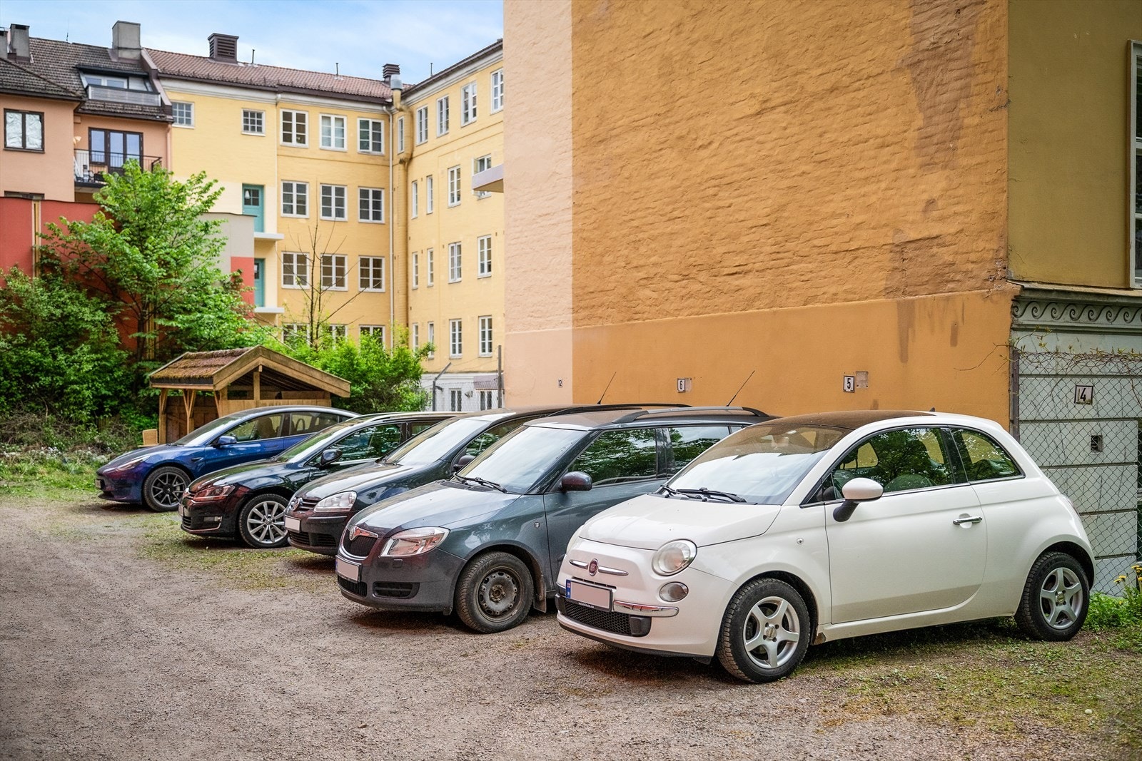 Det er mulighet for å leie parkeringsplass i borettslaget. Galleribilde