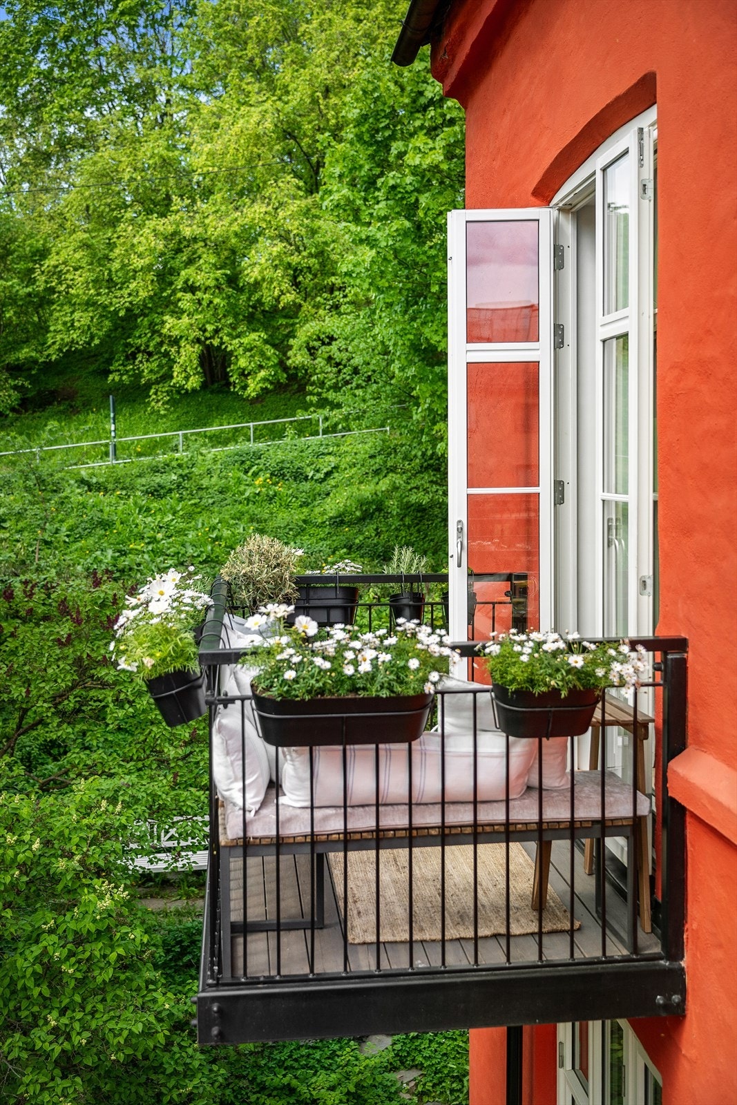 Lys og innbydende hjørneleilighet, med en god beliggenhet i indre bygård. Galleribilde