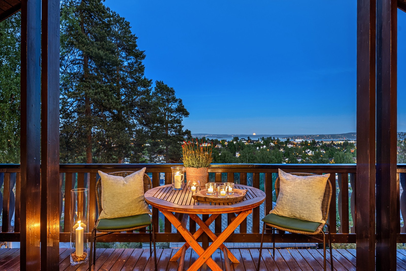 Over den vakre fjordutsikten kan man oppleve magiske sol- og måneoppganger. Galleribilde