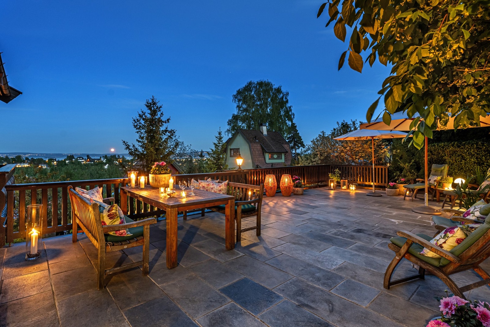 Et av eiendommens høydepunkt er den store, skiferbelagte terrassen. Her er man helt usjenert og har sol hele dagen. Galleribilde